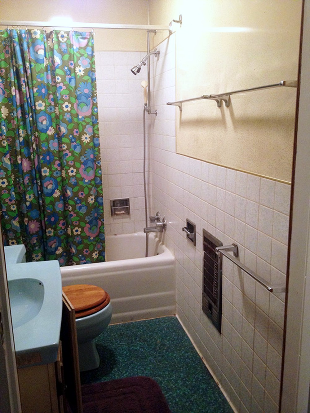 Downtown Bungalow guest bathroom before the renovation, 2014