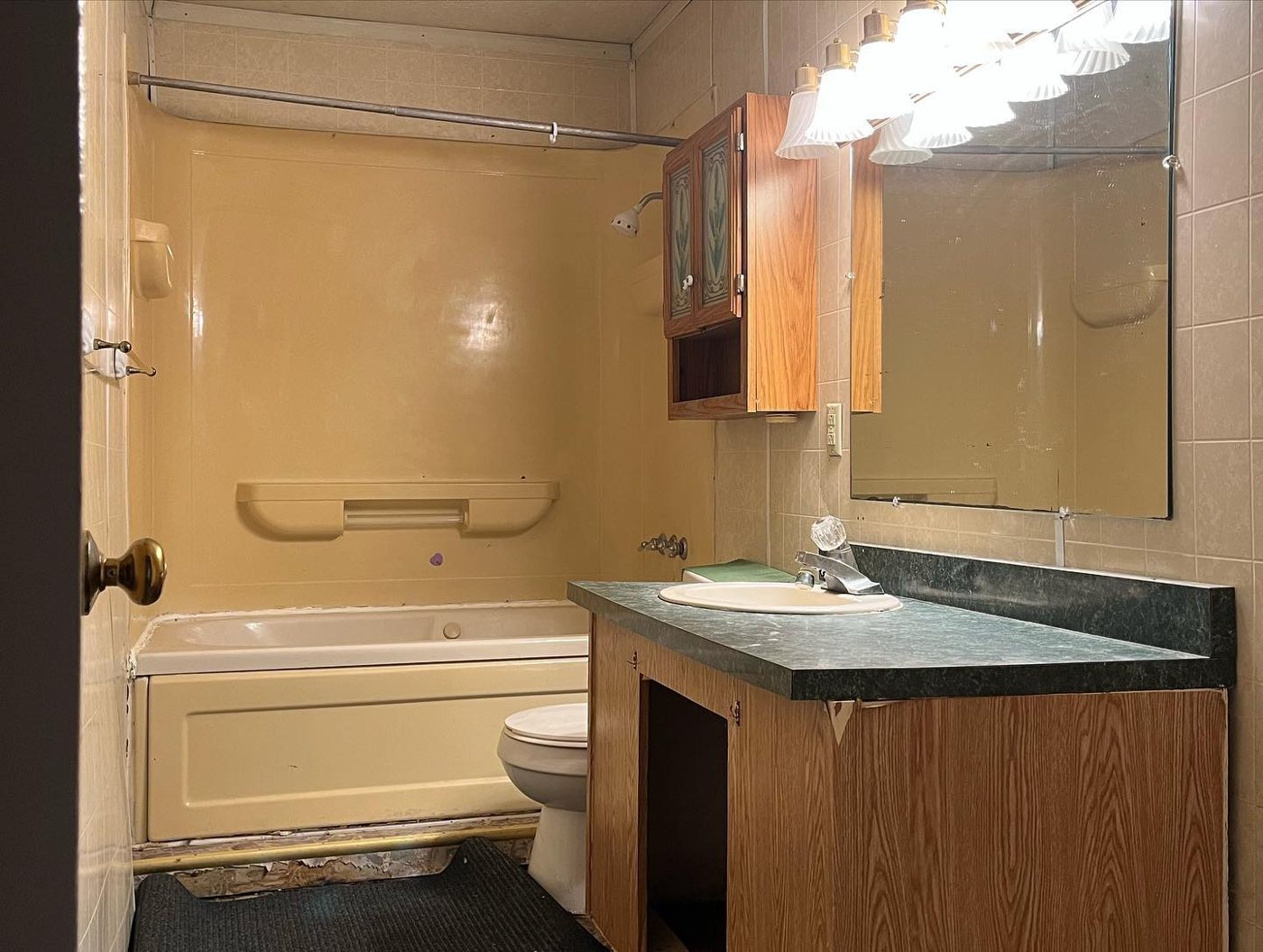 Woodbridge bathroom before the remodel
