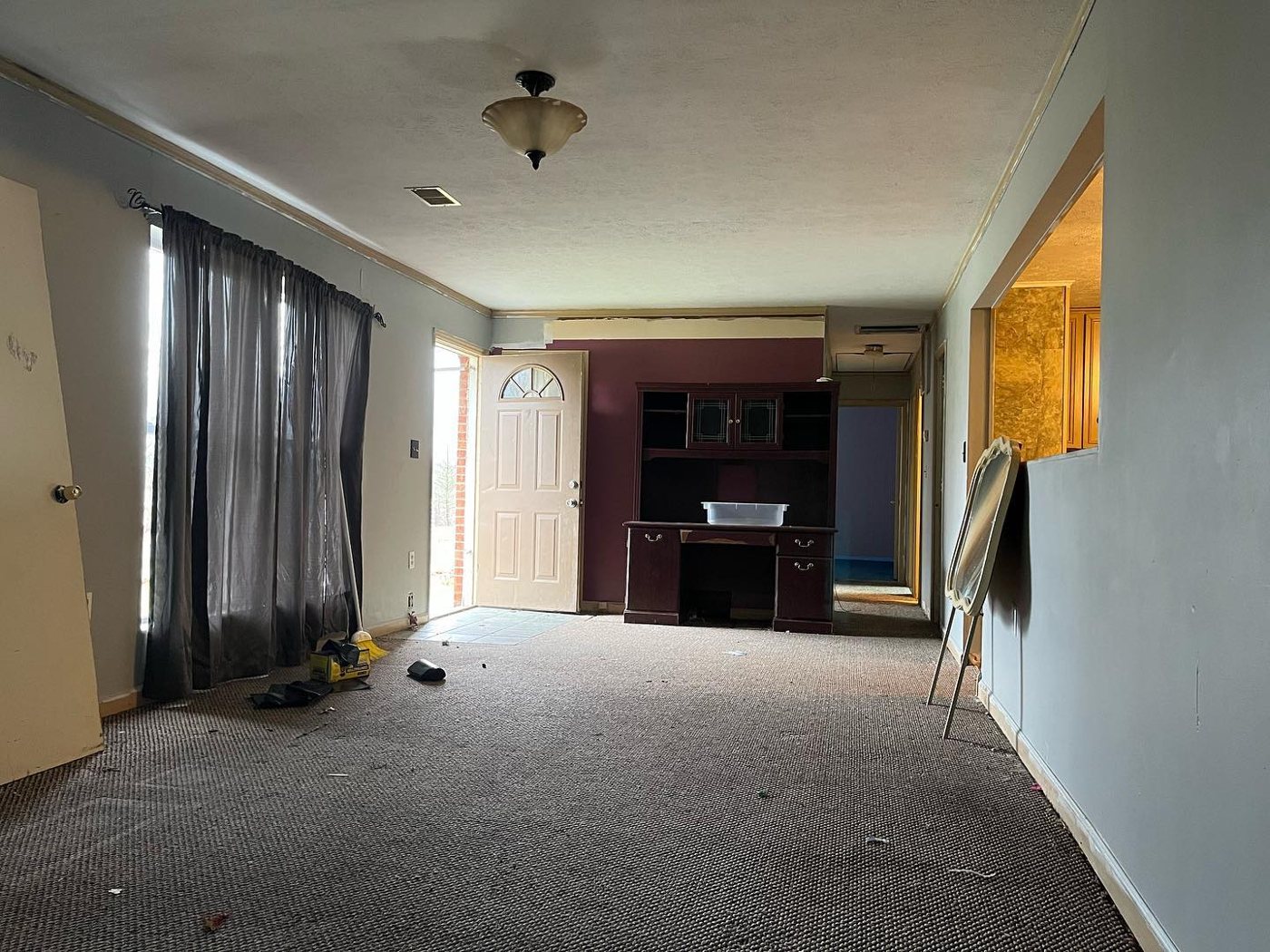 Woodbridge living room before, looking toward the kitchen