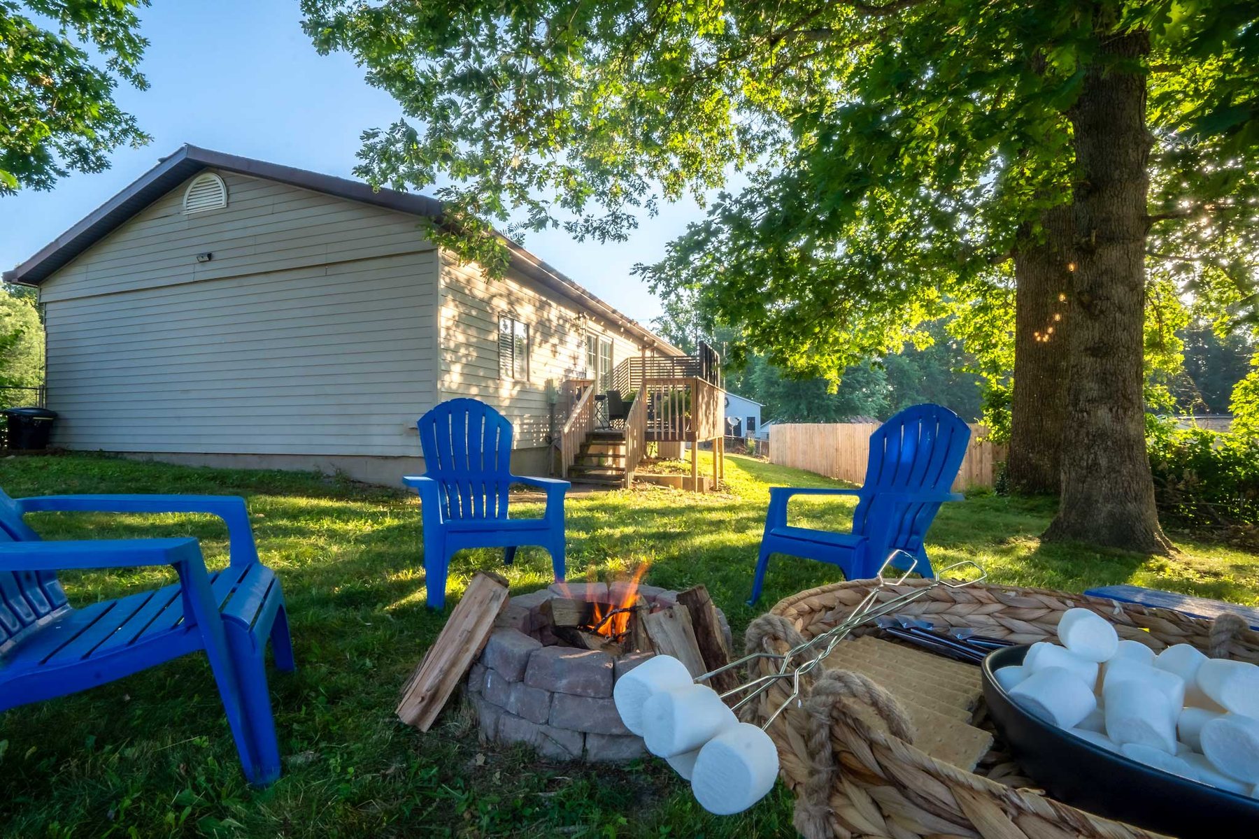 Gorge Getaway fenced backyard with fire pit