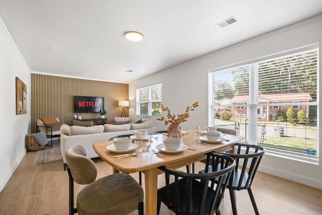 Gorge Getaway living and dining room today